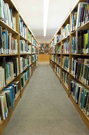Boekrakke in 'n publieke biblioteek.